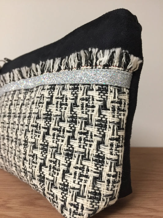 Vue détaillée de la face avant de la pochette noire et écru en tweed style haute couture française.