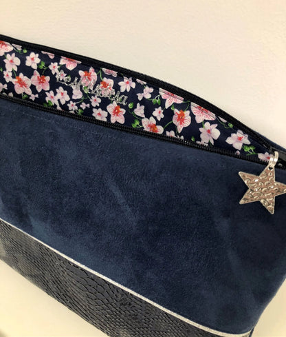 Vue ouverte de la pochette ordinateur bleu marine et argentée aspect reptile.