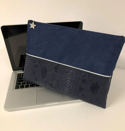 La pochette ordinateur bleu marine et argentée aspect reptile, format 13 pouces.