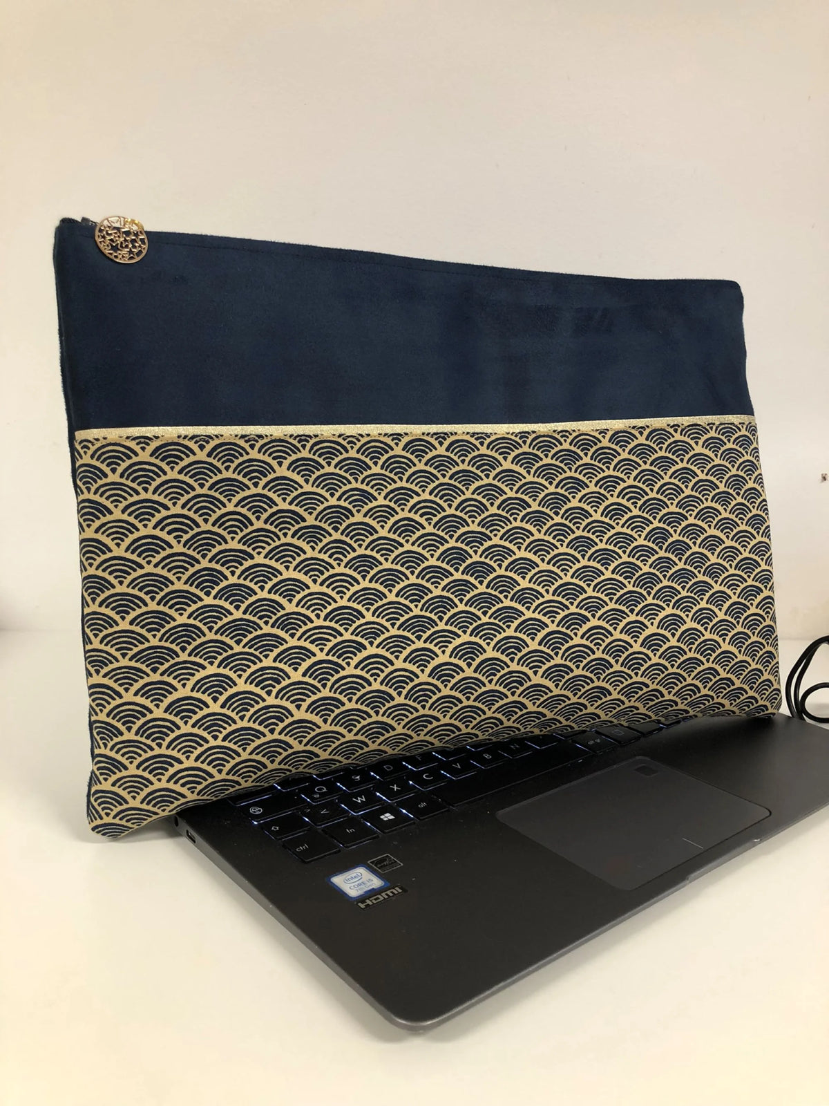 La pochette ordinateur bleu marine en tissu japonais Seigaiha, format 14 pouces.