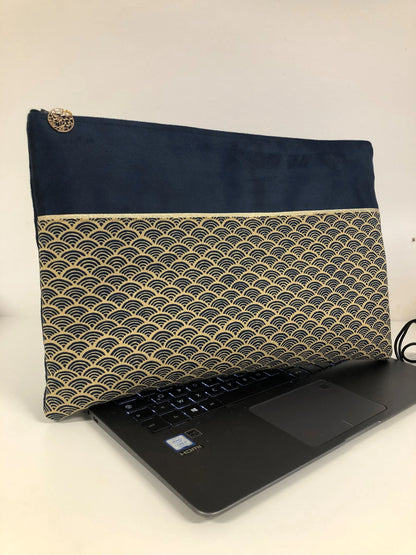 La pochette ordinateur bleu marine en tissu japonais Seigaiha, format 14 pouces.
