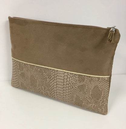 La pochette ordinateur camel et dorée aspect reptile, format 13 pouces.