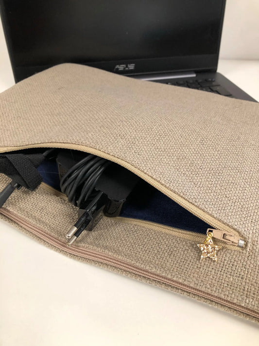 La poche chargeur à l'arrière de la pochette ordinateur en lin et tissu japonais Seigaiha.