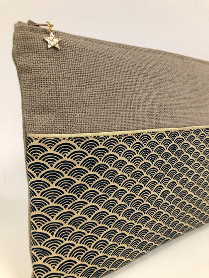 Vue détaillée de la pochette ordinateur en lin et tissu japonais Seigaiha.
