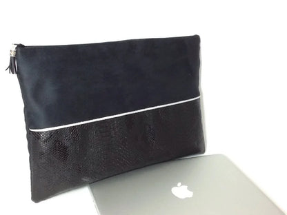 La pochette ordinateur noir et argenté aspect reptile , face avant.