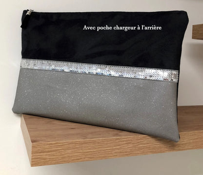 La pochette ordinateur noir et gris à paillettes argentées avec poche chargeur à l'arrière.
