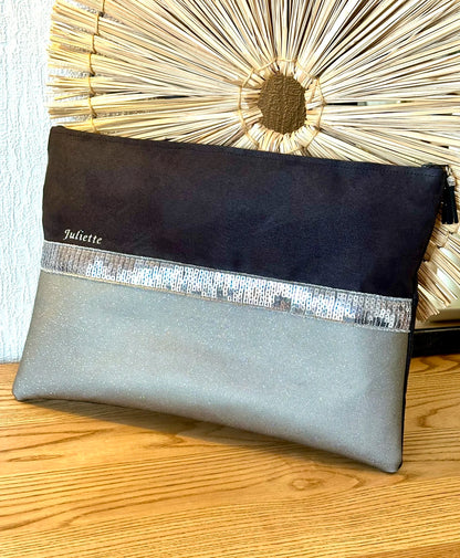 Exemple de personnalisation extérieure de la La pochette ordinateur noir et gris à paillettes argentées.