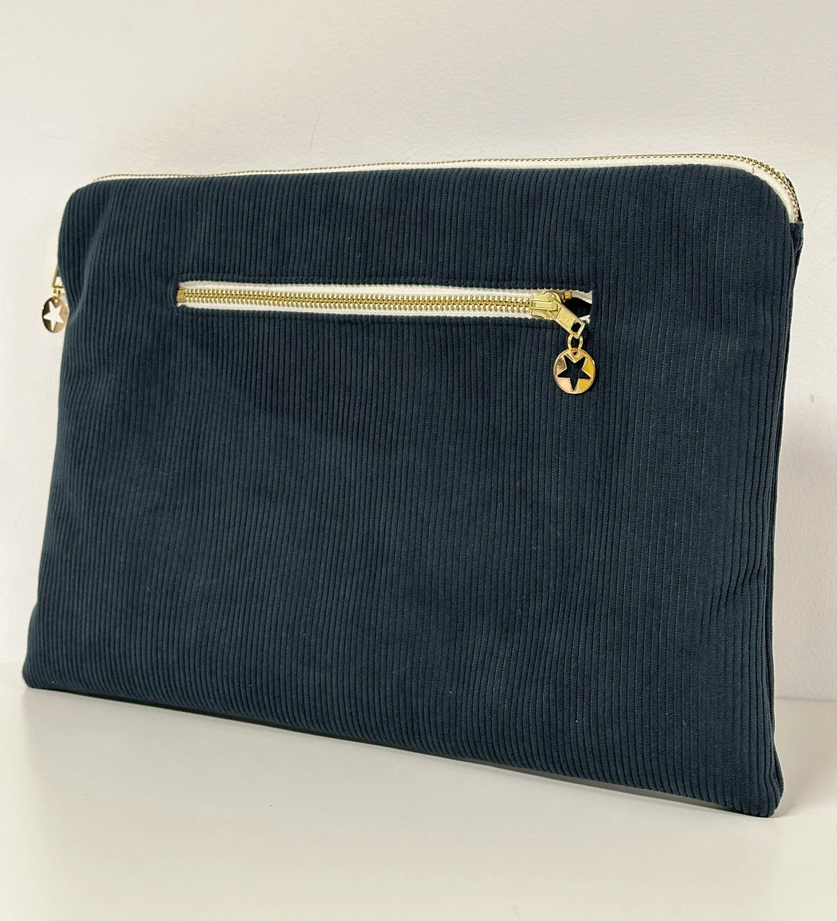 Vue arrière de la pochette ordinateur en velours cotelé bleu canard.