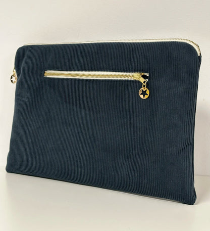Vue arrière de la pochette ordinateur en velours cotelé bleu canard.