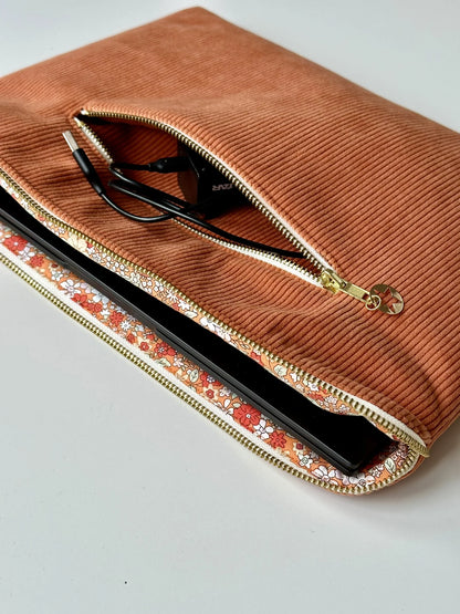 Aperçu de la doublure intérieure de la pochette ordinateur en velours côtelé orange.