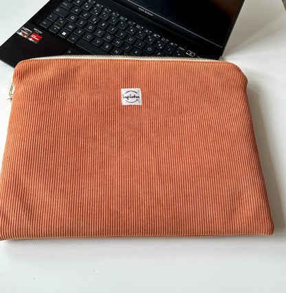Vue d'ensemble de la pochette ordinateur en velours côtelé orange.
