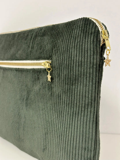 La face arrière de la pochette ordinateur en velours cotelé vert kaki.