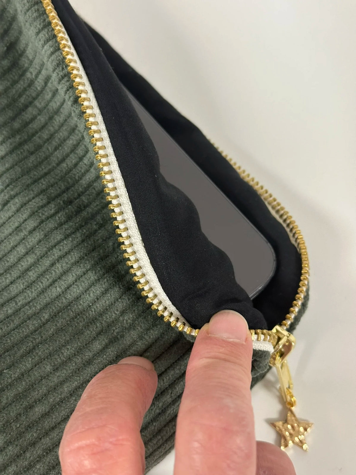 L'intérieur de la pochette ordinateur en velours cotelé vert kaki.
