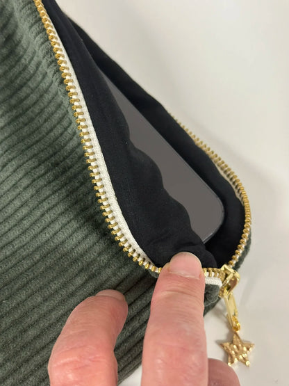L'intérieur de la pochette ordinateur en velours cotelé vert kaki.