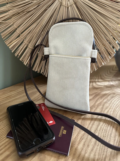 Vue d'ensemble de la pochette téléphone bandoulière en velours cotelé ivoire.
