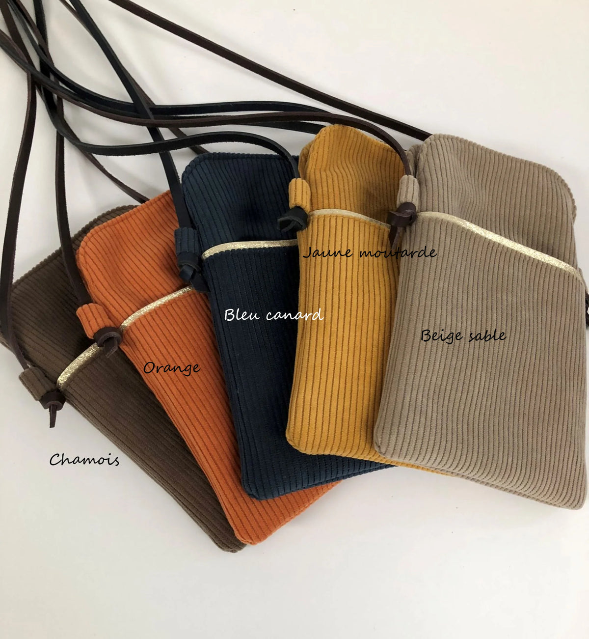 Exemples de coloris pour la pochette téléphone bandoulière en velours cotelé  et cuir.