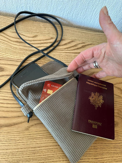 Vue d'ensemble de la pochette téléphone en velours cotelé taupe .
