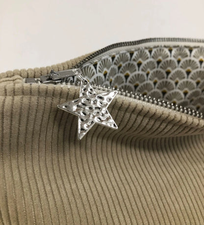 Vue de détail de La pochette en velours côtelé beige sable