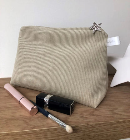 La pochette en velours côtelé beige sable, fermée