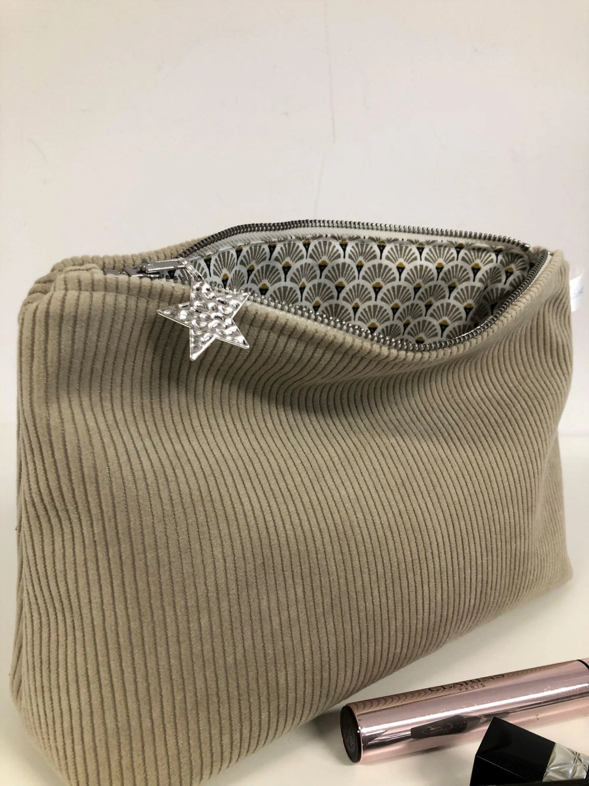 La pochette en velours côtelé beige sable, ouverte