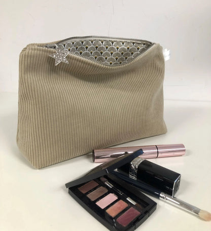 La pochette en velours côtelé beige sable