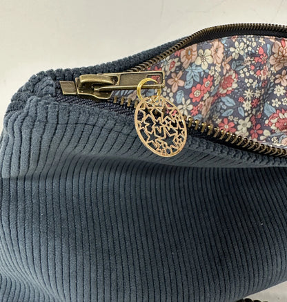 Vue détaillée de La pochette en velours côtelé bleu canard Lesfilsdisa