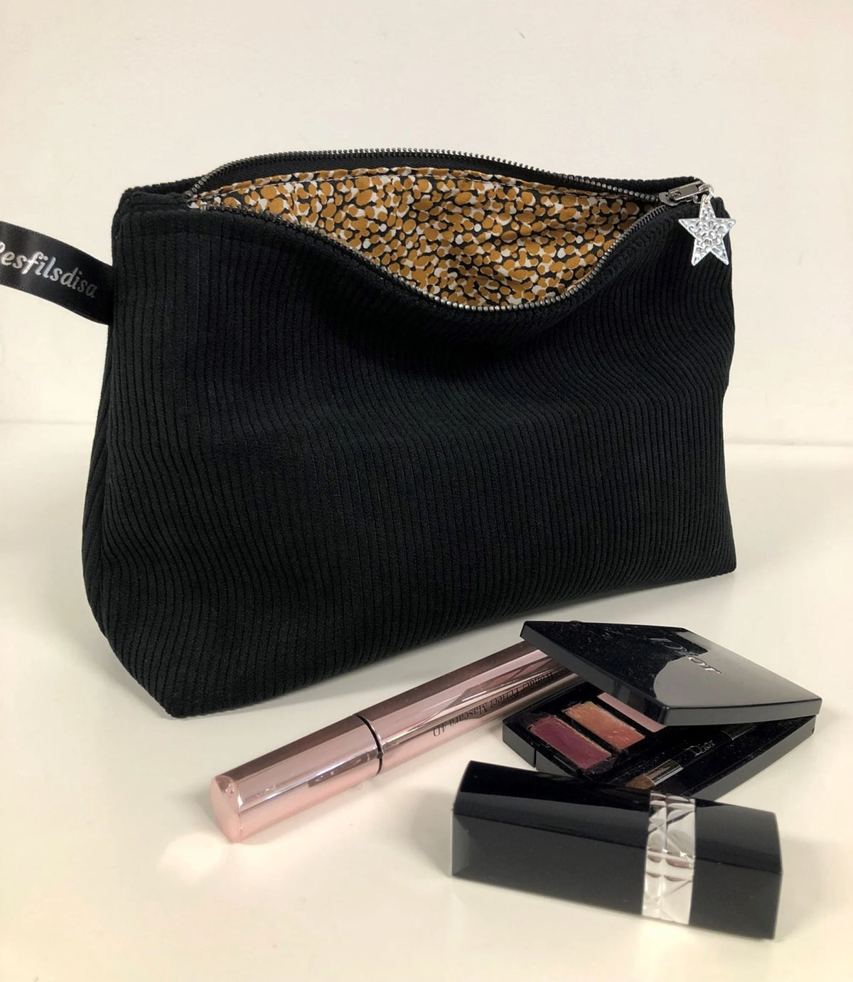 La pochette en velours côtelé noir ouverte