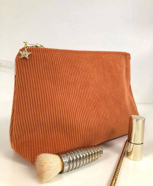 La pochette en velours côtelé orange Lesfilsdisa, fermée