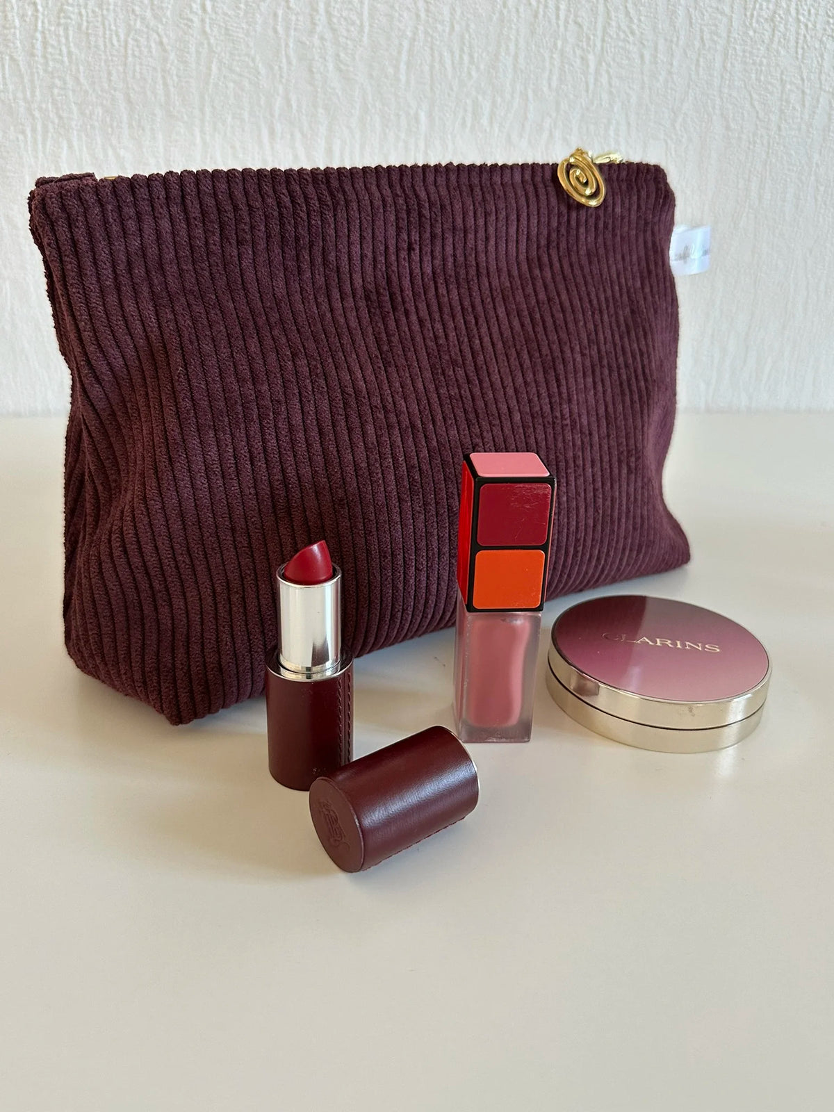 Vue d'ensemble de la pochette en velours côtelé prune.