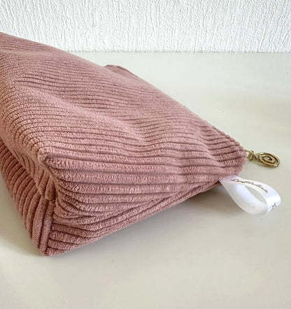 Vue latérale de la pochette en velours côtelé rose blush.
