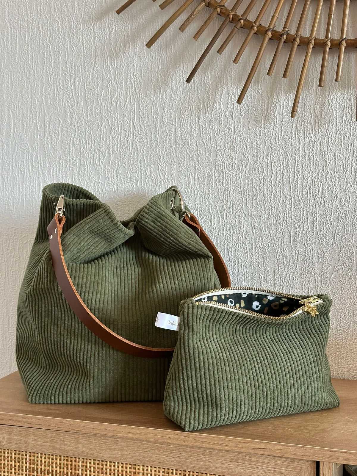 L'ensemble composé du sac Hobo et de la pochette en velours côtelé vert armée.