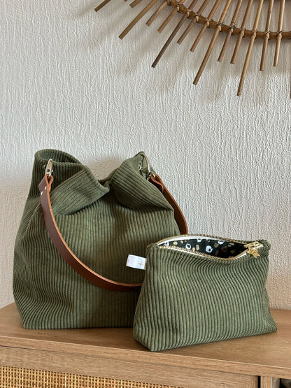 L'ensemble composé du sac Hobo et de la pochette en velours côtelé vert armée.