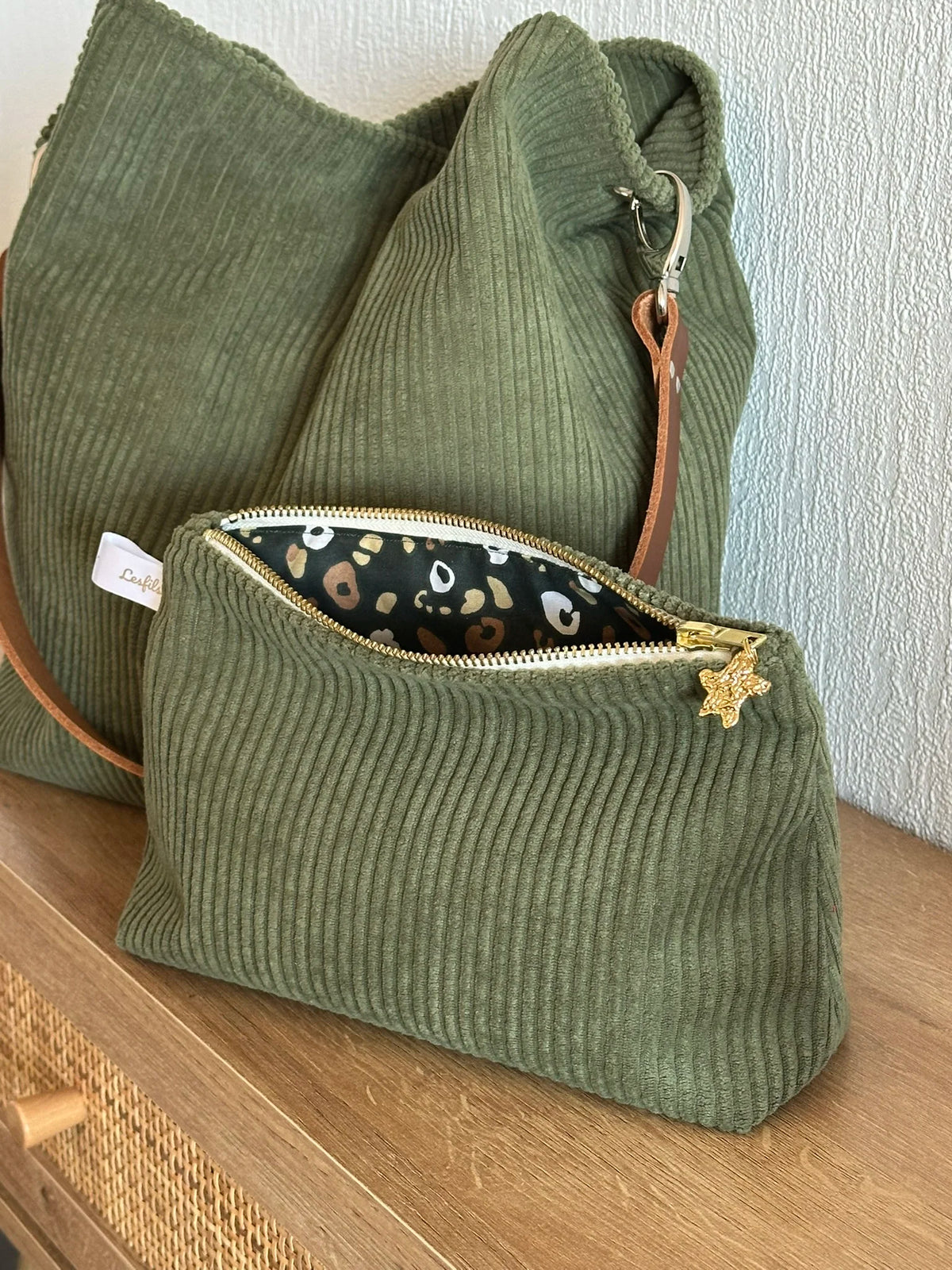 La pochette et le sac Hobo en velours cotelé vert armée.