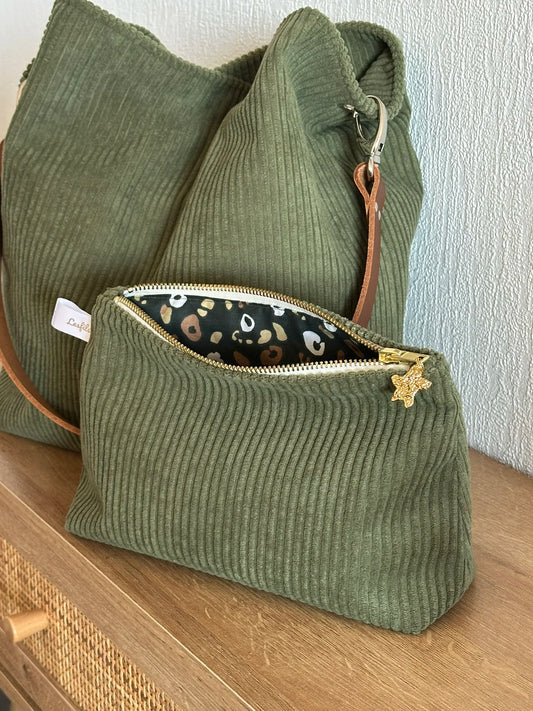 La pochette et le sac Hobo en velours cotelé vert armée.