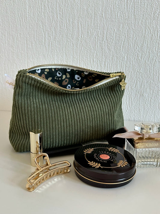 Vue d'ensemble de la pochette en velours côtelé vert armée.