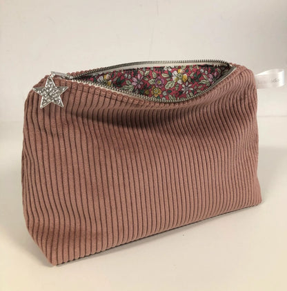 L'intérieur de la pochette en velours cotelé vieux rose.