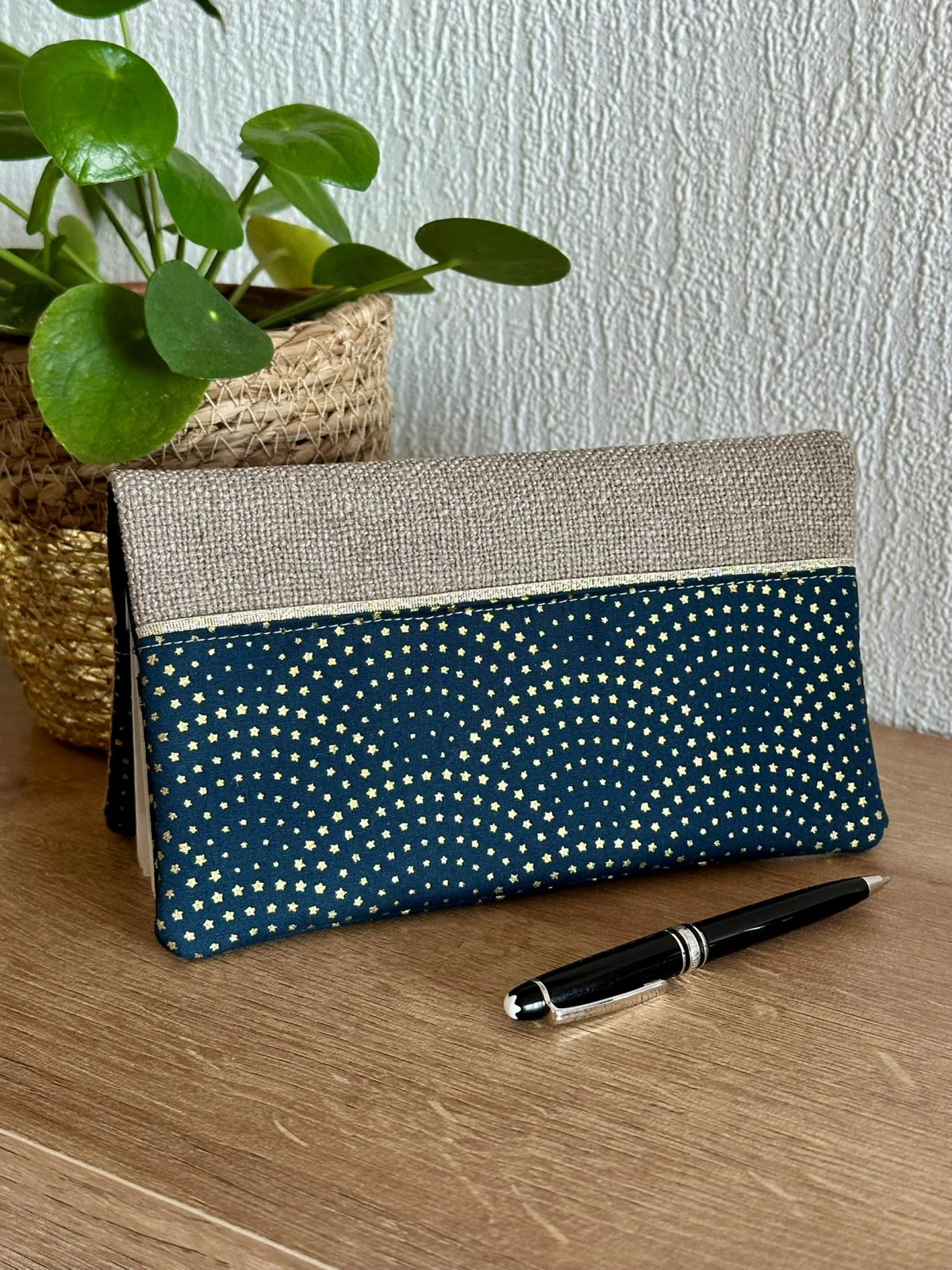 Vue d'ensemble du porte chéquier beige et bleu à étoiles dorées.