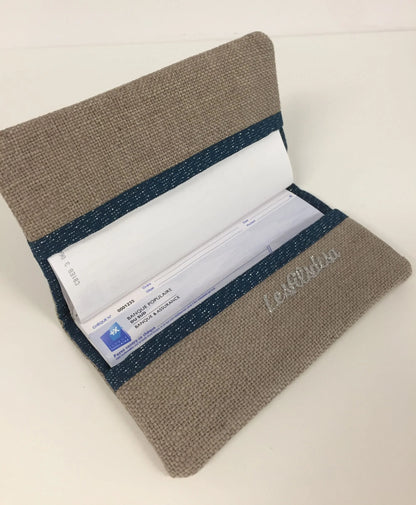 Vue intérieure du porte-chéquier beige et bleu marine pailleté à liseré argenté.