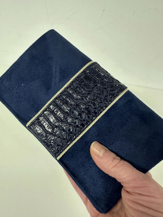 Le porte-chéquier bleu marine et doré effet reptile.
