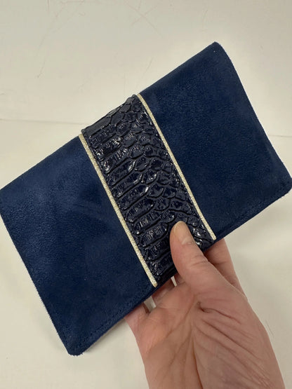 Le porte-chéquier bleu marine et doré effet reptile.
