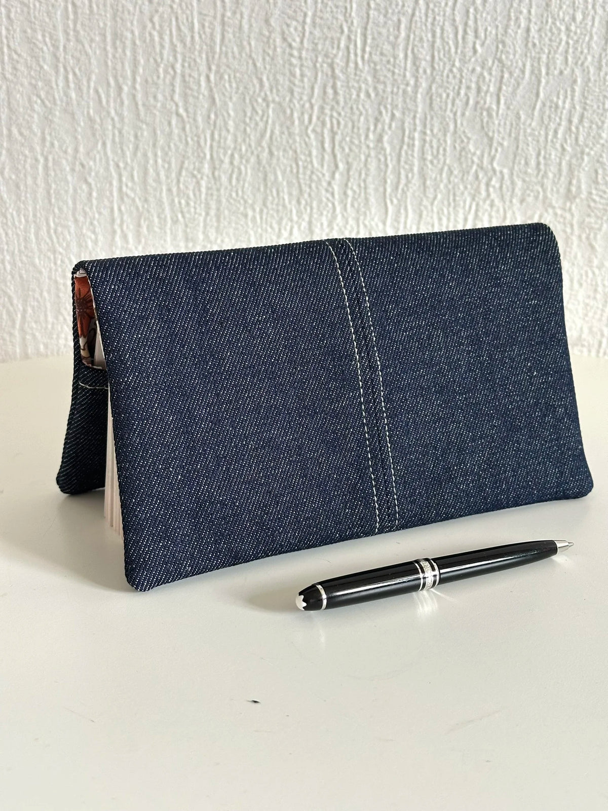 Le porte chéquier en denim, vue d'ensemble.
