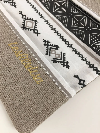Le fond du porte-chéquier ethnique beige, blanc et doré.