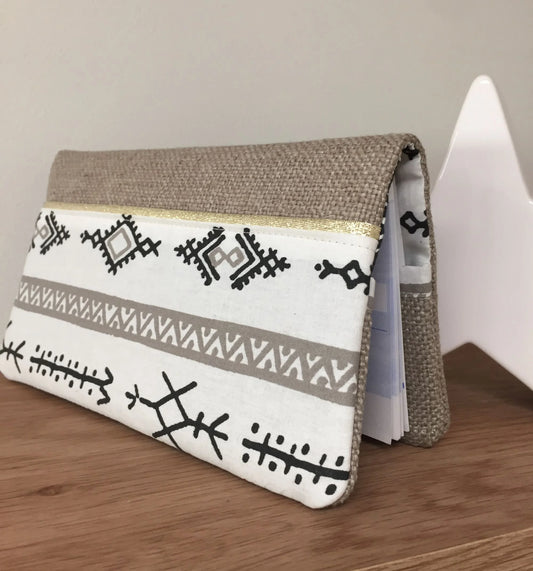 Le porte-chéquier ethnique beige, blanc et doré.