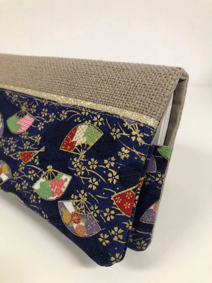 Vue détaillée du porte-chéquier en lin beige et tissu japonais bleu éventails.