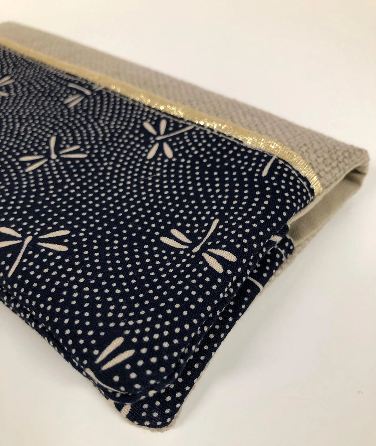 Vue détaillée du porte chéquier en lin beige et tissu japonais bleu libellules
