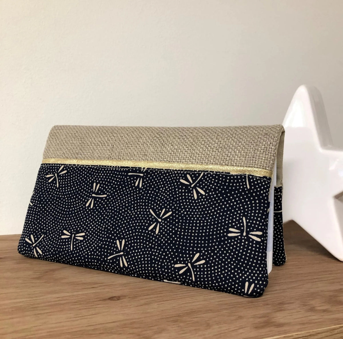 Le porte chéquier en lin beige et tissu japonais bleu libellules vu de face.