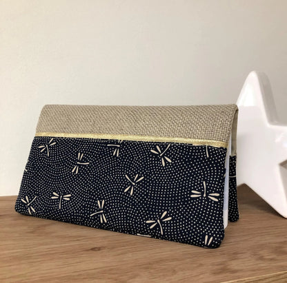 Le porte chéquier en lin beige et tissu japonais bleu libellules vu de face.
