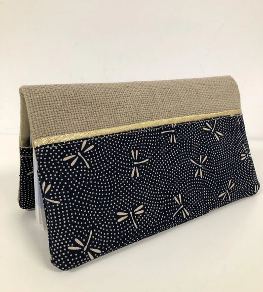 Le porte chéquier en lin beige et tissu japonais bleu libellules.