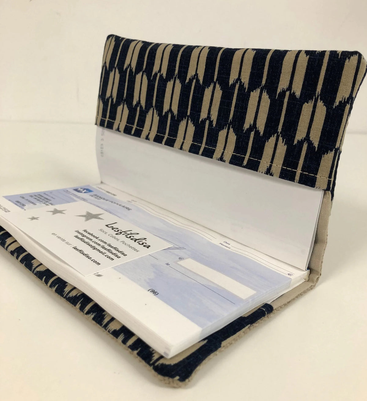 Le porte chéquier en lin beige et tissu japonais fléchés yabanes, ouvert.