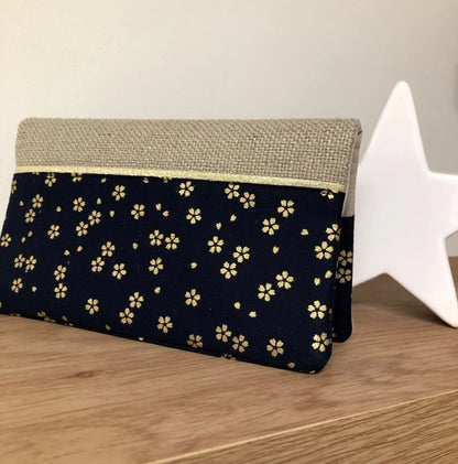 Le porte-chéquier en lin beige et tissu japonais Sakura bleu nuit, vue de face.